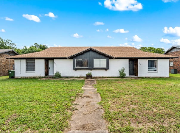 208-212 Queen Drive, Hewitt, TX 76643