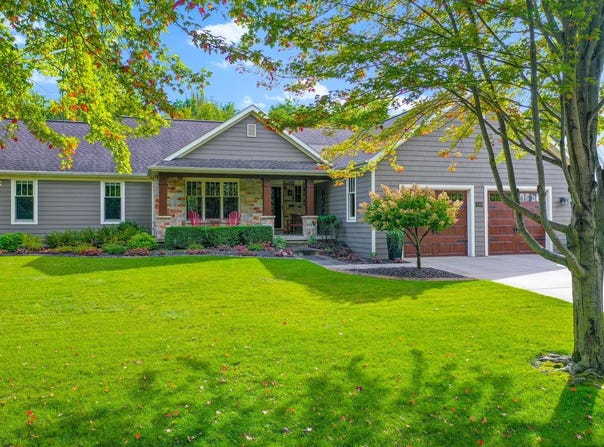 1000 CROWN POINTE Circle, SUAMICO, WI 54173-8077