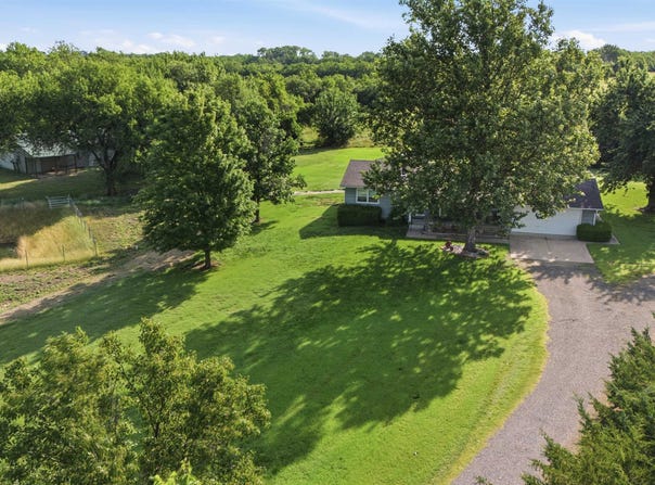 10560 SW Dennett Rd, Augusta, KS 67010