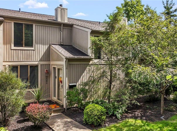 1585 Pineview Dr, Upper St Clair, PA 15241