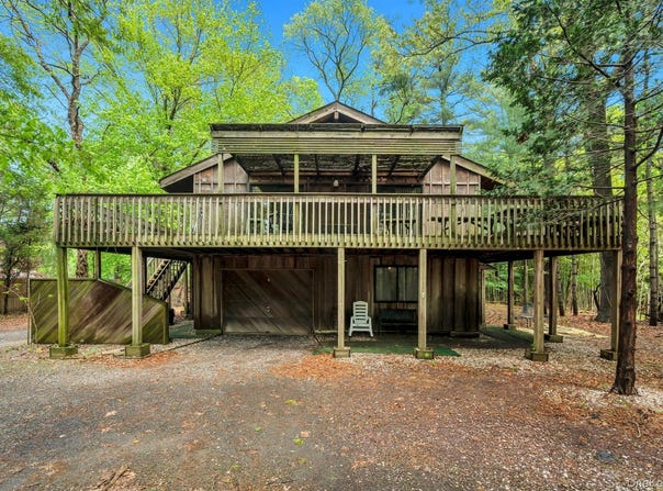 179 Gnarled Hollow Road, East Setauket, NY 11733