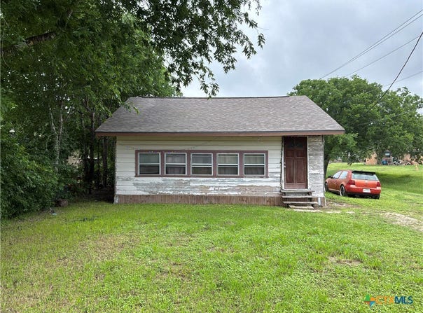 601 E 5th Street, Nixon, TX 78140