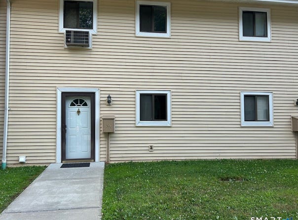 38 Sutton Place, Bloomfield, CT 06002