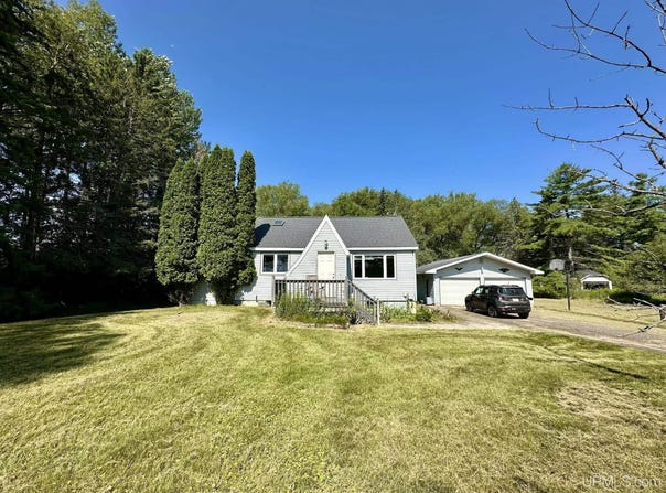 1114 Willow Road, Gladstone, MI 49837