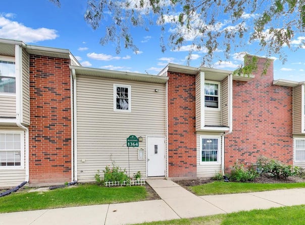 1364 E Wyndham Circle, Palatine, IL 60074