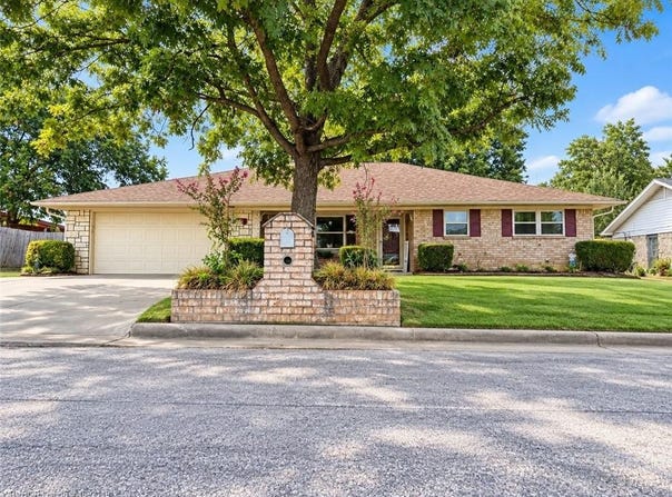 1305 Meadow LN, Fort Smith, AR 72908