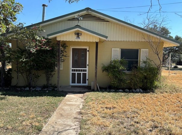 306 S Broadway, Rocksprings, TX 78880