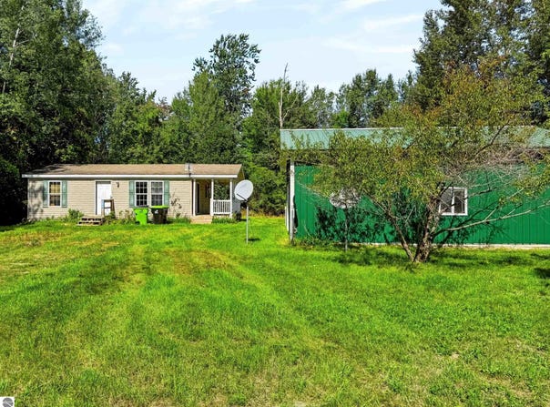 5760 W Curtis Road, Coleman, MI 48618