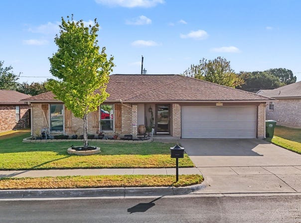 7624 Maplehill Road, Watauga, TX 76148