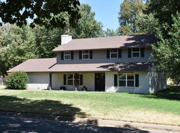 2901 Meadowlark Ln, Enid, OK 73703