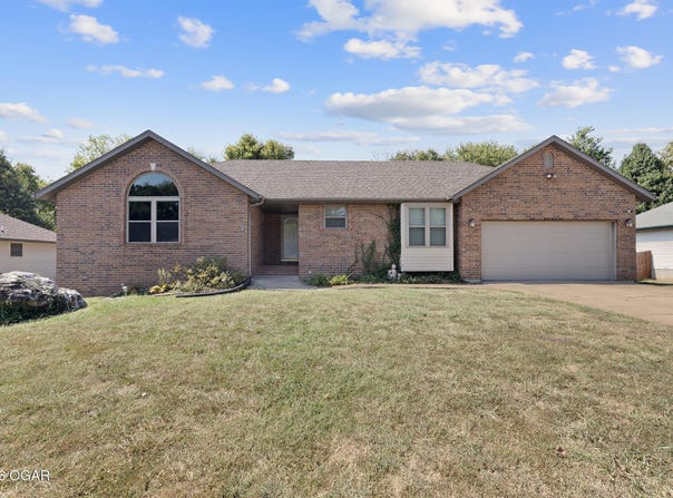 105 Holly Ridge Road, Willard, MO 65781