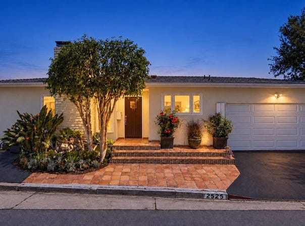 2525 Ivanhoe Dr, Los Angeles, CA 90039