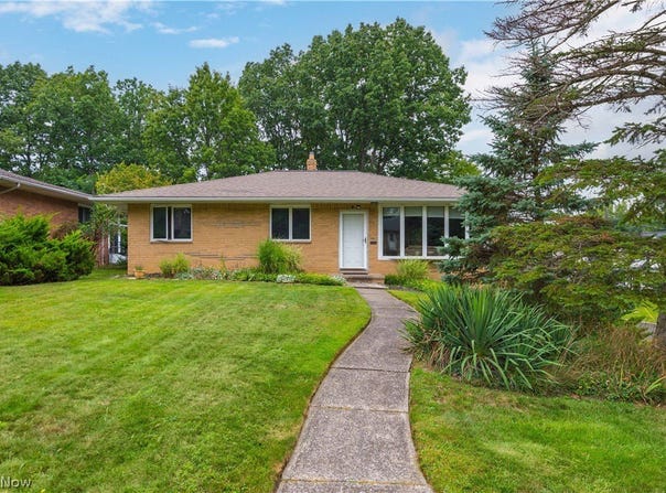 2600 Somia Drive, Parma, OH 44134