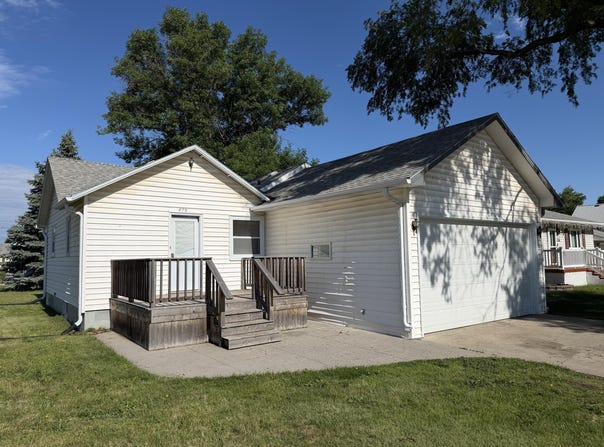 879 Minnesota Ave SW, Huron, SD 57350