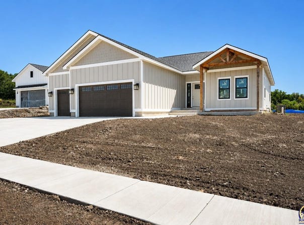 6215 SW 46th CT, Topeka, KS 66614