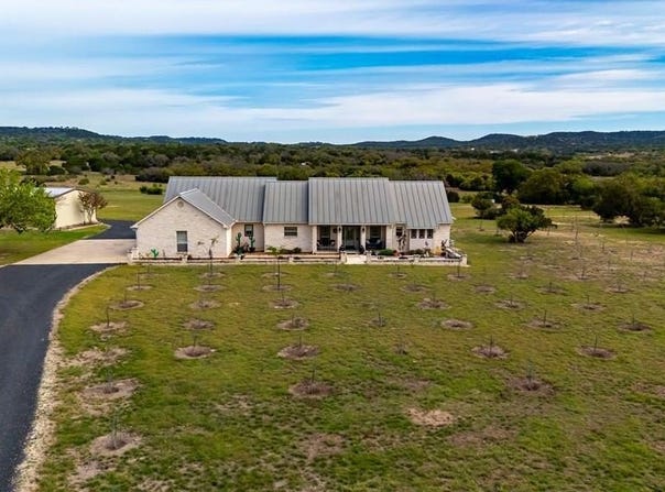 360 Bluff Creek Rd, Center Point, TX 78010