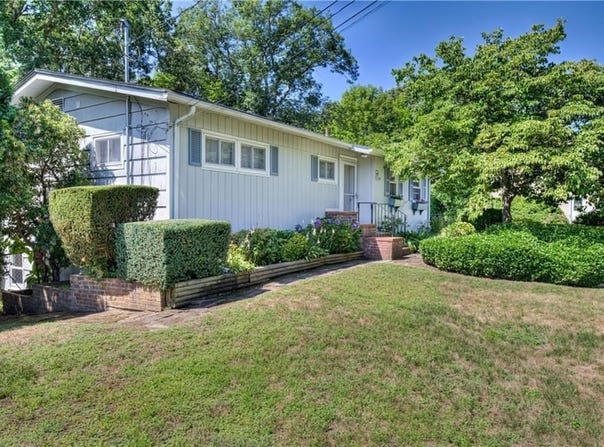 16 Superior St, Warwick, RI 02886