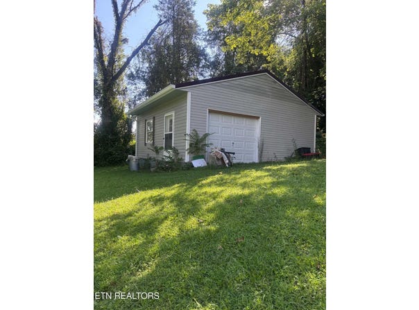 501 Back Valley Rd, Speedwell, TN 37870