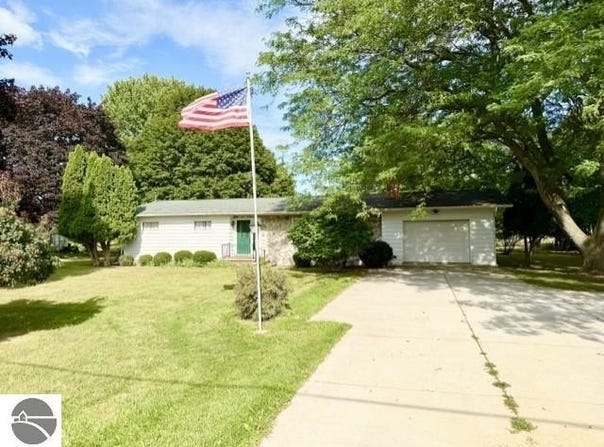1307 S State Road, Ithaca, MI 48847