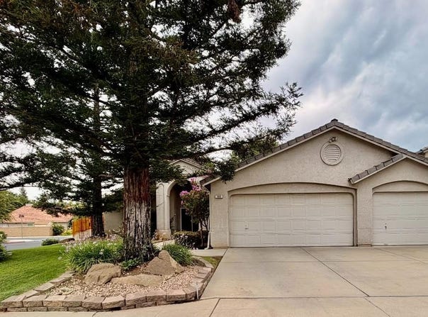 869 Spruce Avenue, Clovis, CA 93611