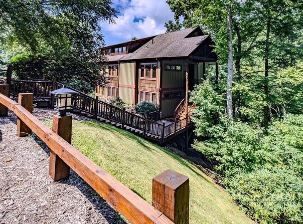 89 Springhouse Dr, Elk Park, NC 28622