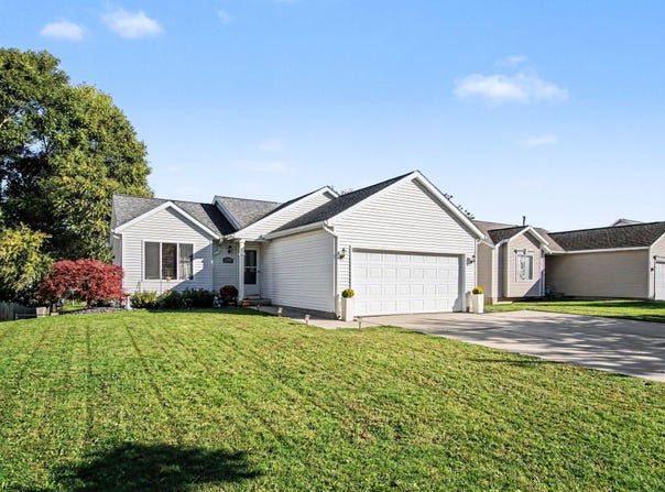 3023 Stonewood Street NW, Grand Rapids, MI 49504