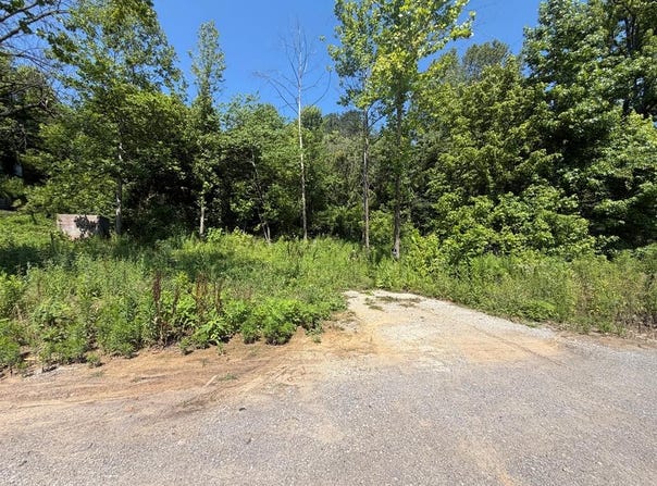 135 Railroad St., Dwale, KY 41621