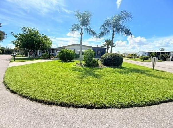 186 CAMELOT DR, NOKOMIS, FL 34275