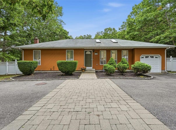 16 Georgann Road, Manorville, NY 11949