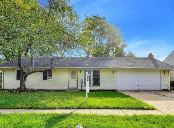 619 Parkside Circle, Streamwood, IL 60107