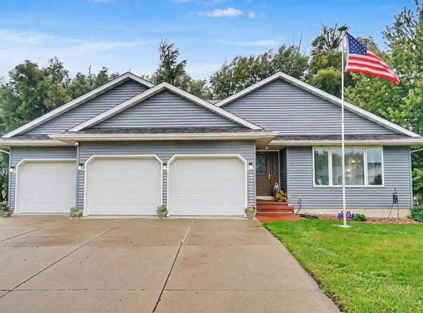 811 Valley Ct, CenterPoint, IA 52213