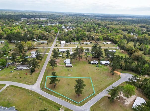 Hurd St, Wewahitchka, FL 32465