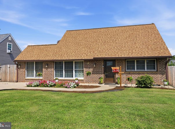 16 PARKSIDE Circle, LEVITTOWN, PA 19056
