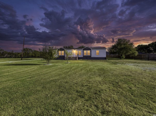 680 SE FRONT AVE E, Sabinal, TX 78881