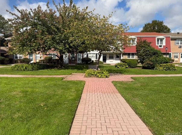 22 Springwood Drive, North Babylon, NY 11703