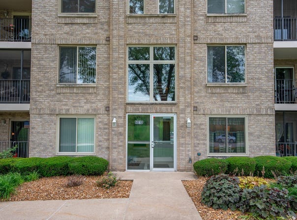 6810 Ridge Point Drive, Oak Forest, IL 60452