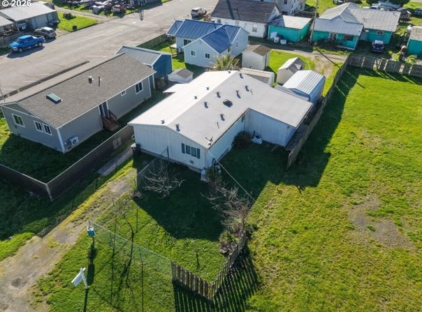 631 2ND Ave, Powers, OR 97466