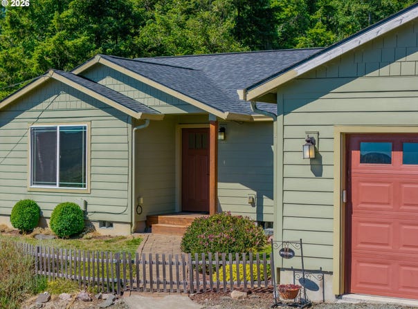 2217 KING Ln, MyrtlePoint, OR 97458