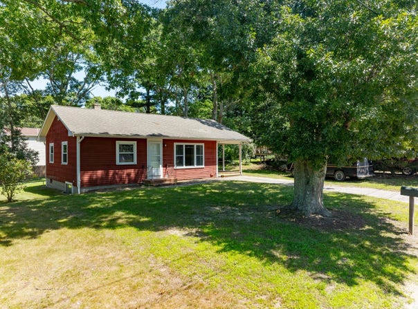 16 Hartwell, Falmouth, MA 02536