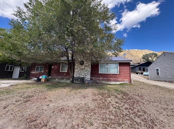 104 Travertine St, Gardiner, MT 59030