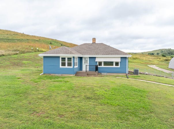 14827 Oak Ave, Castana, IA 51010