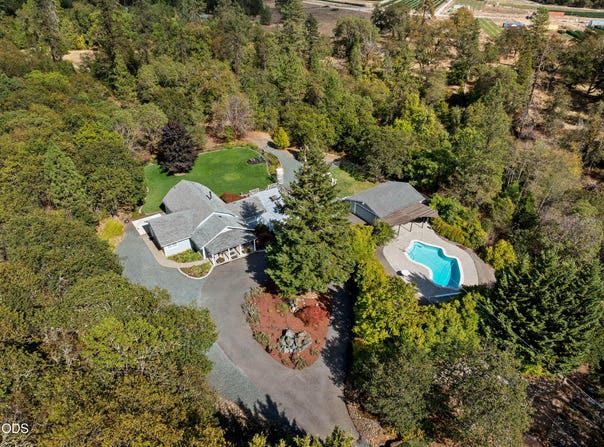 8939 Monument Drive, Grants Pass, OR 97526