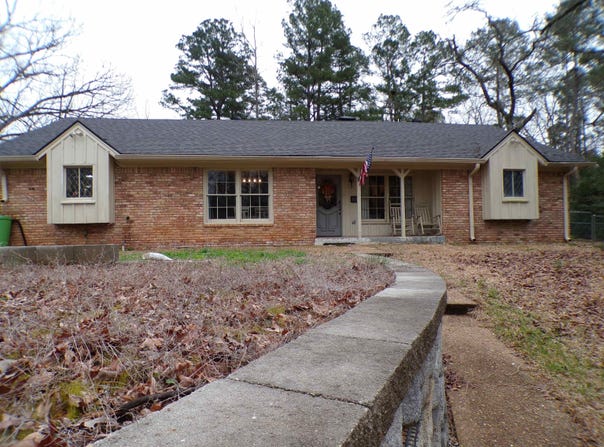 1006 E Lake Dr., Gladewater, TX 75647