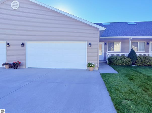 2816 Meadowwood Street, Mt Pleasant, MI 48858