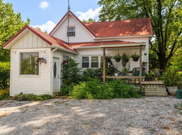 200 Crestview Drive, Dongola, IL 62926