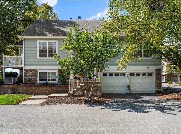 7631 W 158th Terrace, Overland Park, KS 66223