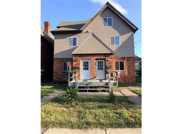 439 3rd St, Pitcairn, PA 15140