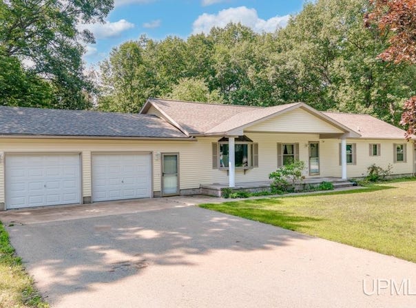 9 Weston Avenue, Gladstone, MI 49837