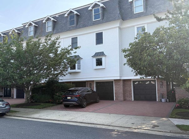 2 S Clermont Ave, Margate, NJ 08402