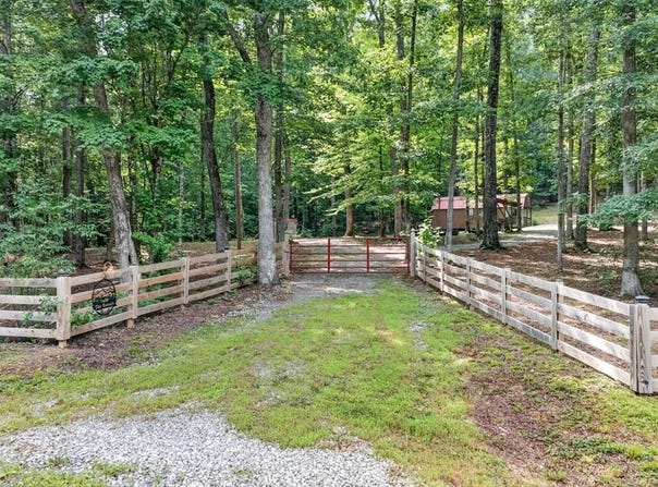 4207 Chapel Hill Rd, Crawford, TN 38554